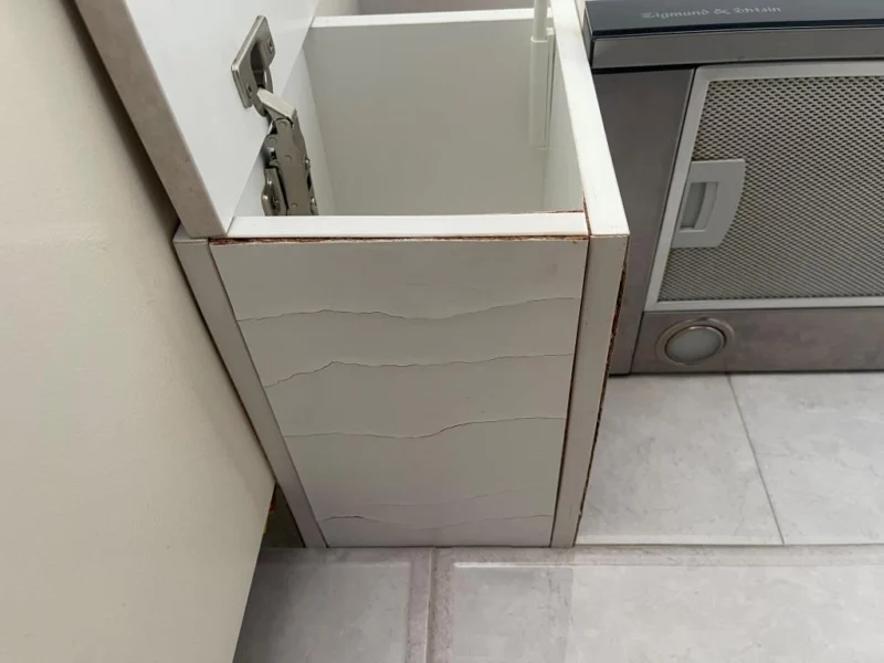 Повреждение боковой панели кухни после залива